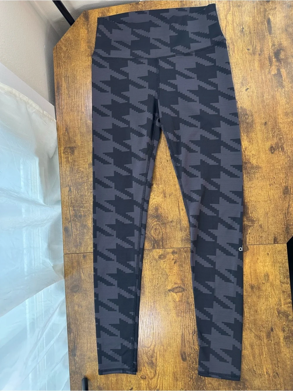 ALO Yoga High Rise Gray and Black Houndstooth Print Airbrush Leggings, Large